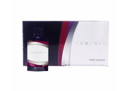 Jeunesse Reserve 沛泉菁華產品包裝展示圖。畫面中包含一個長方形的外盒包裝，設計採白底搭配深紫色與紅色的流線圖樣，前方立著一包單獨的鋁箔隨身包，標示為含白藜蘆醇的膳食營養補充品。